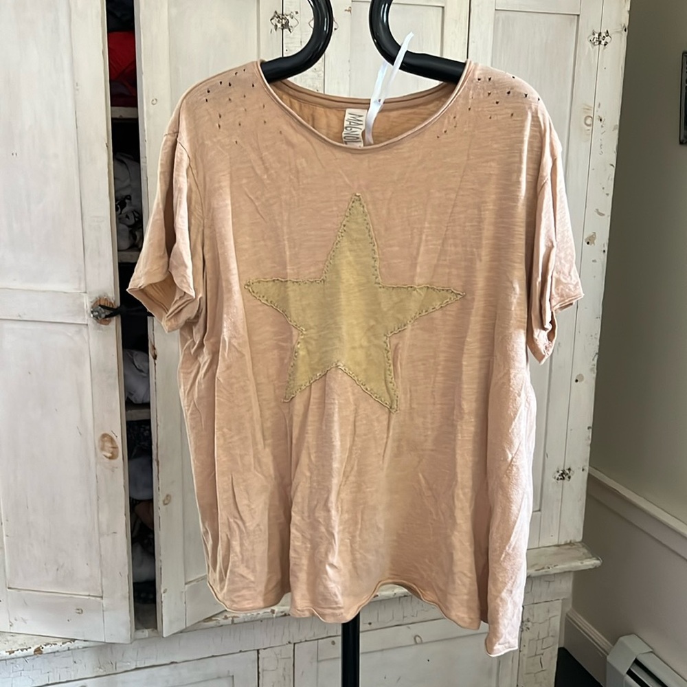Magnolia Pearl distressed star appliqué boyfriend T-shirt